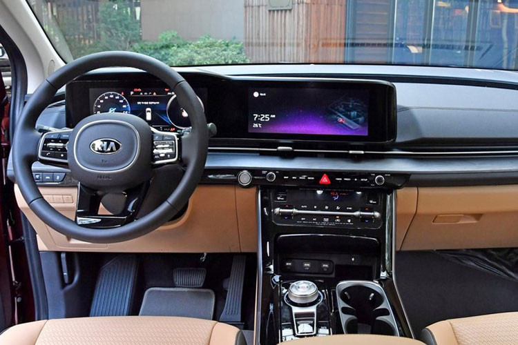 Về khả năng vận hành, nhiều khả năng ở lần nâng cấp lên thế hệ mới này Kia Sedona sẽ được trang bị động cơ mới và vẫn sẽ có 2 tùy chọn máy xăng hoặc dầu. Các trang bị an toàn được kỳ vọng cũng sẽ có nhiều điểm mới hơn so với thế hệ hiện tại đang bán ra tại Việt Nam.