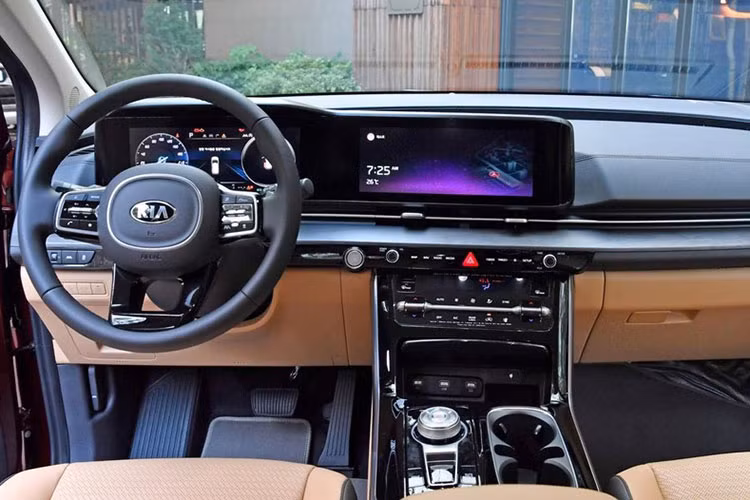 Về khả năng vận hành, nhiều khả năng ở lần nâng cấp lên thế hệ mới này Kia Sedona sẽ được trang bị động cơ mới và vẫn sẽ có 2 tùy chọn máy xăng hoặc dầu. Các trang bị an toàn được kỳ vọng cũng sẽ có nhiều điểm mới hơn so với thế hệ hiện tại đang bán ra tại Việt Nam.