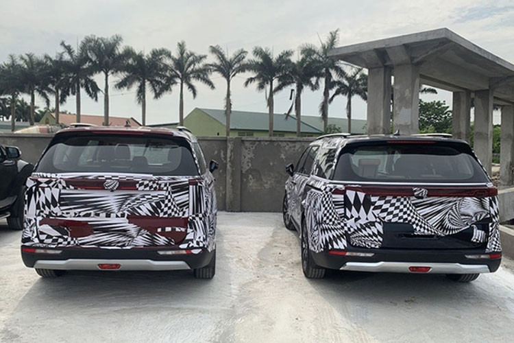 Đáng chú ý rằng, 2 chiếc Kia Sedona thế hệ mới bị bắt gặp trong tình trạng ngụy trang kín mít từ đầu đến chân với họa tiết thường thấy trên những chiếc xe chạy thử nghiệm lần cuối trước khi chính thức được ra mắt.