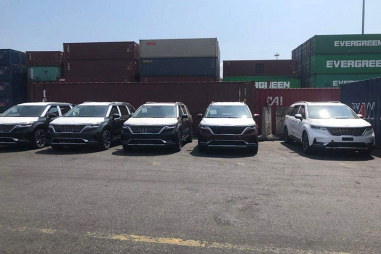 Trước đó, một chiếc Kia Sedona/Carnival đã về nước, nhưng đây chỉ là xe nhập khẩu theo diện ngoại giao dành cho Đại sứ quán Hàn Quốc. Mặc dù vậy, Kia Sedona thế hệ mới vẫn nhận được sự quan tâm đặc biệt của người tiêu dùng trong nước. Giá xe Kia Sedona 2021 có thể sẽ tăng mạnh so với mức 1,019 – 1,519 tỷ đồng cho Sedona thế hệ cũ hiện đang được THACO phân phối.