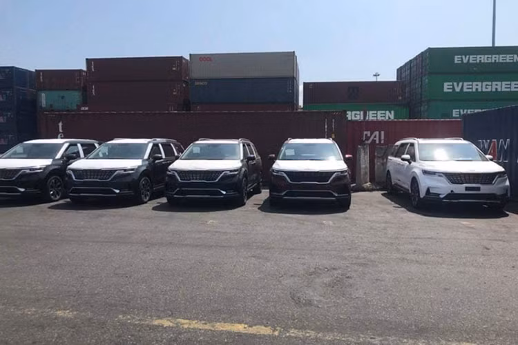 Trước đó, một chiếc Kia Sedona/Carnival đã về nước, nhưng đây chỉ là xe nhập khẩu theo diện ngoại giao dành cho Đại sứ quán Hàn Quốc. Mặc dù vậy, Kia Sedona thế hệ mới vẫn nhận được sự quan tâm đặc biệt của người tiêu dùng trong nước. Giá xe Kia Sedona 2021 có thể sẽ tăng mạnh so với mức 1,019 – 1,519 tỷ đồng cho Sedona thế hệ cũ hiện đang được THACO phân phối.