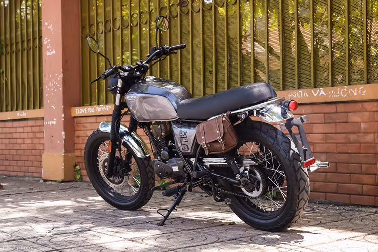 Phiên xe môtô BX125 Classic là dòng xe cơ bản của Brixton với kiểu dáng naked-bike cổ điển. Từ dòng xe này, hãng sẽ "biến hóa" một số chi tiết để tạo thành phiên bản cafe racer (BX125R) và scrambler (BX125X). Ngoài ran, Brixton còn có dòng BX150 với thiết kế và các phiên bản y hệt BX125, nhưng được trang bị động cơ dung tích lớn hơn.