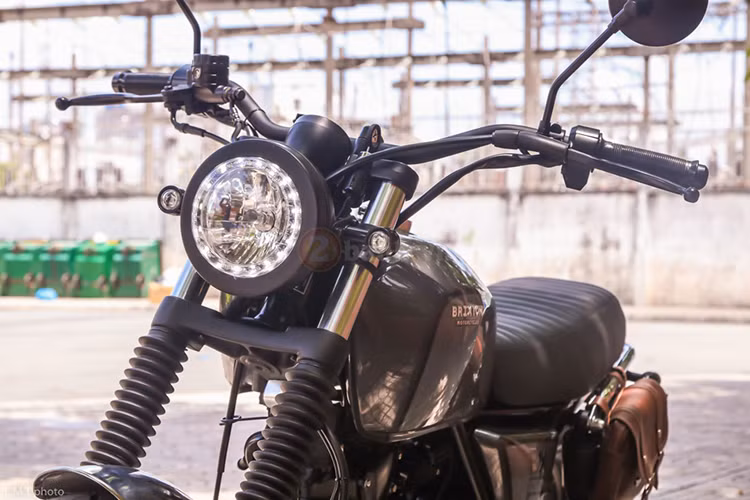 Đi theo phong cách cổ điển vốn đang được nhiều dân chơi ưa chuộng, Brixton BX125 Classic được thương hiệu xe máy Áo tại Trung Quốc trang bị đèn pha chóa tròn kèm 2 xi-nhan nhỏ gọn hai bên. Tuy nhiên, phần vành xung quanh chóa pha đã được Brixton tích hợp một dải đèn LED hiện đại.