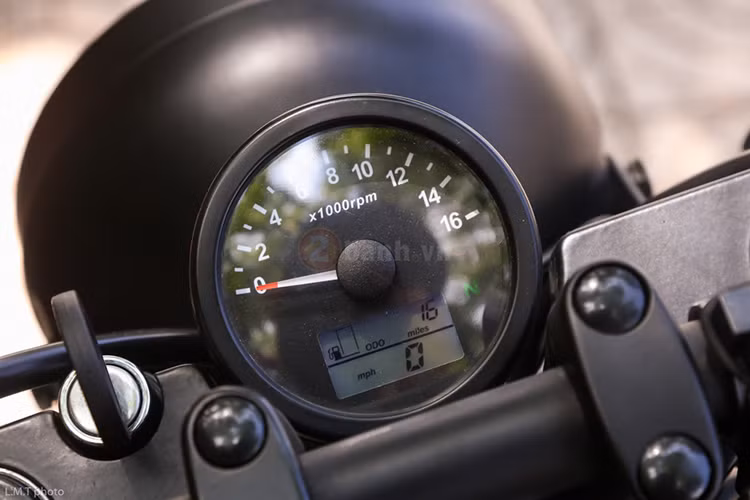 Cụm đồng hồ của chiếc xe được thiết kế theo phong cách hoài cổ nằm ngay trên cụm đèn pha. Trên cụm đồng hồ này ngoài kim hiển thị vòng tua máy và đèn báo số - nó còn ddược trang bị thêm một màn hình kỹ thuật số cỡ nhỏ chỉ số km, dung tích nhiên liệu và số quãng đường đi được...