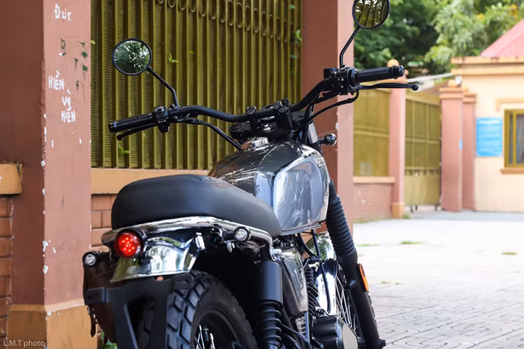 Yên xe đôi liền dạng mềm, tay xách mạ crom sáng bóng "ẩn nấp" phía dưới yên. Chiếc xe được trang bị đèn hậu và xy-nhan dạng LED, dè sau cao cùng pad biển số gắn phía dưới. Ngoài ra, chiếc xe cũng sở hữu phần lớn các chi tiết sơn màu đen mờ cực "ngầu" kèm dè trước sau mạ bóng.
