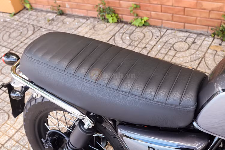 Nằm hai bên thân xe, những tấm ốp được dán decal chữ BX125 được cách điệu khá độc đáo. Chiếc BX125 Classic tại Việt Nam này được sơn màu xám nòng súng kết hợp với xám, giữa 2 màu này được ngăn cách với nhau bởi các đường viền chỉ màu đen. Logo nổi Brixton trên bình xăng khiến chiếc xe trông cao cấp hơn.