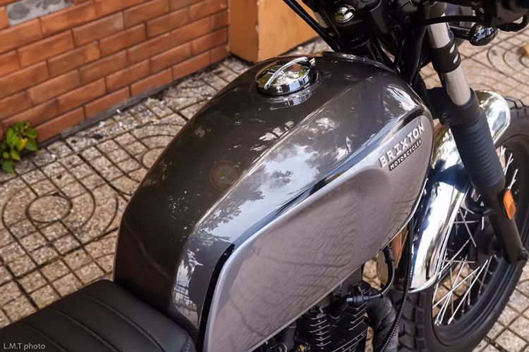 BX125 Classic sở hữu chiều dài x rộng x cao là 2.020 x 910 x 1.105 mm, chiều dài cơ sơ là 1.320 mm, chiều cao yên xe khá thấp chỉ 760 mm. Bên cạnh đó, chiếc xe được trang bị bình xăng được phối màu khá đẹp đi kèm dung tích khá lớn là 13,5 lít và có trọng lượng khô là 128 kg.