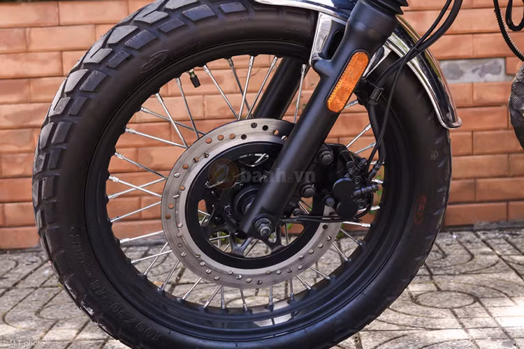 Brixton BX125 Classic sở hữu phuộc ống lồng truyền thống ở bánh trước và lo xo trụ sau. Xe sử dụng vành nan trước có đường kính 18 inch, đi kèm lốp gai 100/80/17 trước và 120/80-17 sau. Hệ thống phanh đĩa trước của BX125 Classic sử dụng heo 2 piston, phía sau trang bị đĩa đơn cỡ nhỏ.