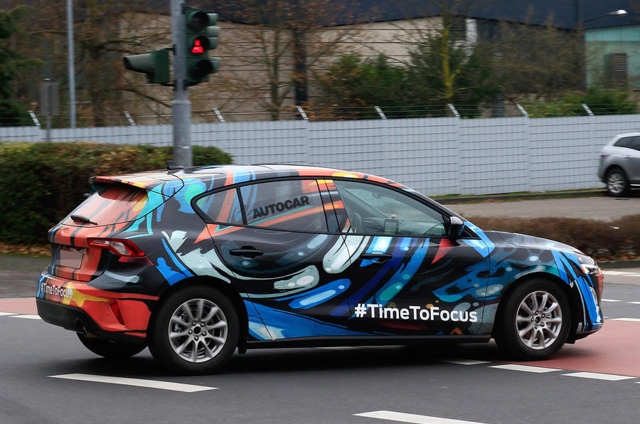 Chiếc Focus phiên bản mới có trục cơ sở dài hơn 50 mm so với thế hệ cũ nhằm tăng khoảng để chân ở hàng ghế phía sau, mang đến sự thoải mái cho hành khách. Xe cũng nhẹ hơn phiên bản tiền nhiệm 50 kg.