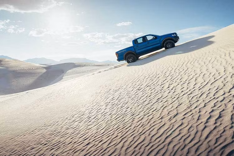 Hàng loạt các chế độ lái có mặt trên chiếc xe mới bao gồm cả chế độ Baja và Sport cùng hệ thống dẫn động 4 bánh tiêu chuẩn. Ngoài ra, còn rất nhiều thứ được thay đổi trên phiên bản Raptor nhằm đảm bảo tạo nên sự khác biệt với các phiên bản còn lại của Ranger mới như hộp số, hệ thống giảm xóc, cơ cấu trợ lực lái, khung gầm….