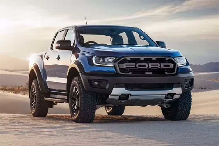 Trên phiên bản mới vừa ra mắt, ngoại hình của mẫu xe bán tải Ford Ranger Raptor mới được giữ nguyên thiết kế tổng thể như trên phiên bản hiện hành. Điểm đáng chú ý nhất là cụm lưới tản nhiệt với chữ Ford đặt chính giữa, đi kèm là cụm cản trước hầm hố hơn so với bản Wildrak.