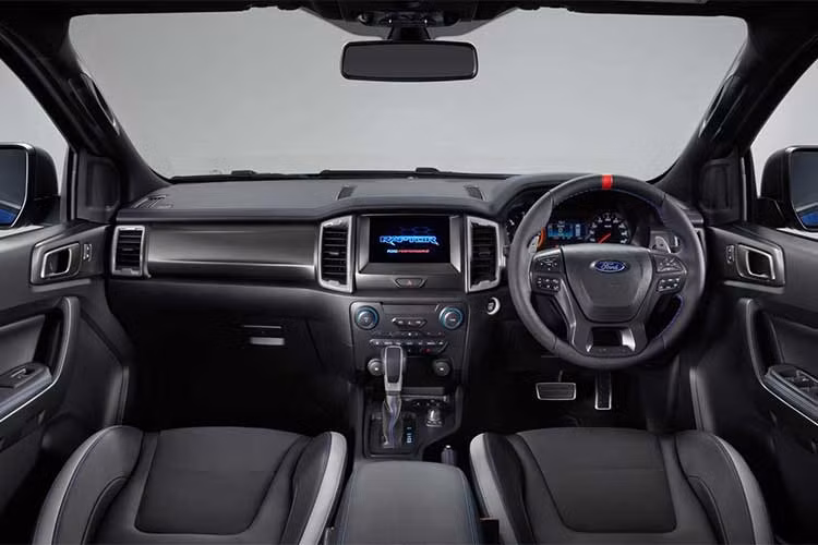 Ford Ranger Raptor được trang bị động cơ tăng áp kép, máy dầu 4 xy-lanh 2.0L , thay vì loại twin-turbo V6 3.5L trên F-150 Raptor hiện hành. Động cơ dầu Bi-Turbo này cho công suất 213 PS cùng momen xoắn tối đa 500 Nm. Đi kèm khối động cơ trên là hộp số tự động 10 cấp do Ford đồng phát triển với Genenal Motors.