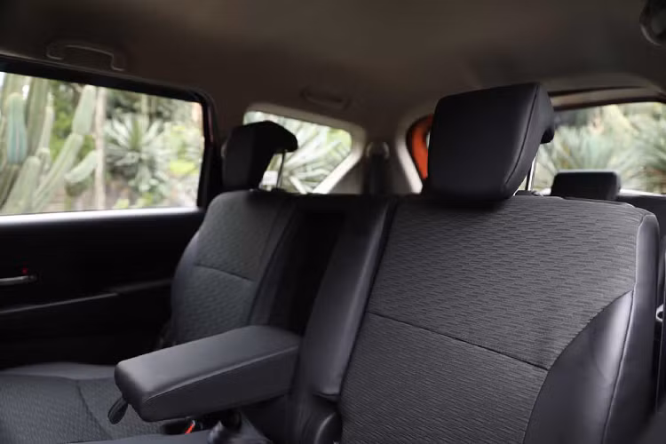 Suzuki XL7 sử dụng động cơ 4 xy lanh thẳng hàng (mã K158) dung tích 1.5L (1.562 cc) sản sinh công suất tối đa 103 mã lực với mô-men xoắn cực đại 138Nm tại vòng tua từ 4.400 vòng/phút. Sức mạnh được truyền xuống cầu trước (FWD) thông qua hộp số tự động 4 cấp và sàn 5 cấp.