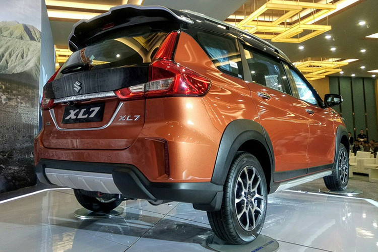 Giá xe Suzuki XL7 tại Indonesia từ 230 - 267 triệu Rupiah (khoảng 390 - 453 triệu đồng). Mẫu xe Suzuki XL7 nếu được phân phối tại thị trường Việt Nam dự đoán sẽ được nhập khẩu nguyên chiếc từ Indonesia. Cả Suzuki XL7 và Ertiga sẽ trở thành một cặp át chủ bài của hãng xe Nhật để cạnh tranh với các đối thủ khác tại Việt Nam.