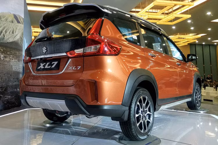 Giá xe Suzuki XL7 tại Indonesia từ 230 - 267 triệu Rupiah (khoảng 390 - 453 triệu đồng). Mẫu xe Suzuki XL7 nếu được phân phối tại thị trường Việt Nam dự đoán sẽ được nhập khẩu nguyên chiếc từ Indonesia. Cả Suzuki XL7 và Ertiga sẽ trở thành một cặp át chủ bài của hãng xe Nhật để cạnh tranh với các đối thủ khác tại Việt Nam.