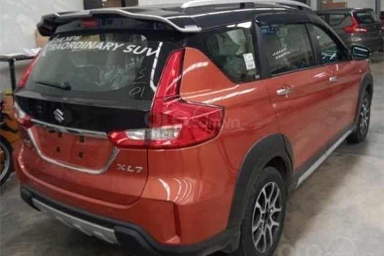 Tại Indonesia, XL7 được phân phối với 3 phiên bản là Zeta, Beta và Alpha. Như vậy so với mức giá tại nơi xuất khẩu mẫu xe này, giá tại Việt Nam có vẻ đội lên khá nhiều dù hưởng thuế nhập khẩu 0%. Thiết kế ngoại thất của xe mang nhiều nét tương đồng với “người anh em” Ertiga như lưới tản nhiệt, đèn pha LED. Các trang bị của xe cũng đa dạng và phong phú như điều hòa tự động, màn hình giải trí chính giữa 8 inch, các kết nối…
