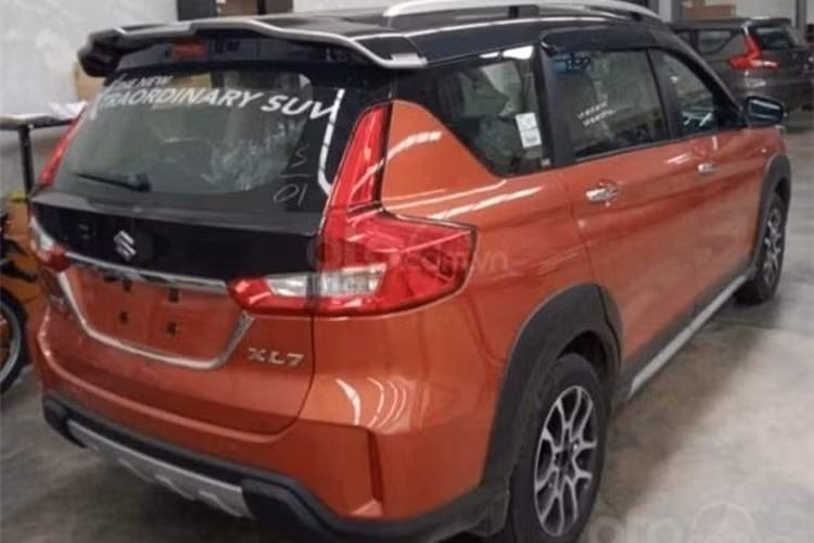 Tại Indonesia, XL7 được phân phối với 3 phiên bản là Zeta, Beta và Alpha. Như vậy so với mức giá tại nơi xuất khẩu mẫu xe này, giá tại Việt Nam có vẻ đội lên khá nhiều dù hưởng thuế nhập khẩu 0%. Thiết kế ngoại thất của xe mang nhiều nét tương đồng với “người anh em” Ertiga như lưới tản nhiệt, đèn pha LED. Các trang bị của xe cũng đa dạng và phong phú như điều hòa tự động, màn hình giải trí chính giữa 8 inch, các kết nối…