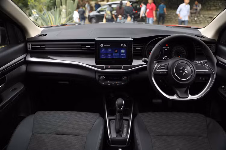 Ngoài các trang bị tiện nghi khá phong phú thì trang bị an toàn của mẫu xe giá rẻ Suzuki XL7 ở Indonesia cũng khá đa dạng như: phanh ABS &amp; hỗ trợ phanh điện tử, 02 túi khí SRS phía trước, neo ghế trẻ em ISOFIX, có khởi hành ngang dốc và cân bằng điện tử, khoá chống trộm immobilizer, hỗ trợ lái với cảm biến đỗ xe &amp; camera lùi.