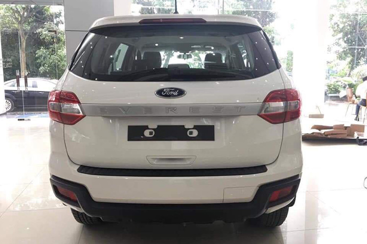 Các trang bị an toàn trên phiên bản Ford Everest Ambiente tại Việt Nam sẽ bao gồm cảm biến hỗ trợ đỗ xe, cảm biến sau, hệ thống cân bằng điện tử ESP, phanh chống bó cứng ABS, phân bổ lực phanh điện tử EBD, hệ thống chống trộm, hỗ trợ khởi hành ngang dốc và 7 túi khí.