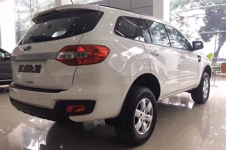 Mẫu SUV Ford Everest Ambiente 2018 số sàn và số tự động với giá bán lần lượt là 999 và 1,050 tỷ đồng, như vậy, so với 3 phiên bản cao cấp, 2 phiên bản thương mại của xe rẻ hơn đáng kể. chênh lệch 100 - 200 triệu đồng so với bản Trend 2.0L.