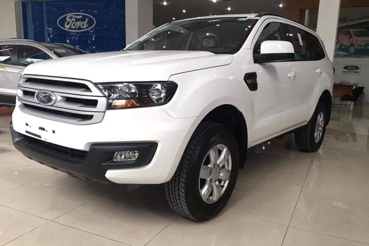 Theo nhân viên bán hàng của đại lý, 3 bản cao cấp của Ford Everest 2018 sẽ có xe giao ngay. Trong khi đó, 2 bản thương mại còn lại sẽ giao cho khách vào tháng 12 tới. Mẫu xe SUV mới của Ford tại việt Nam sẽ cạnh tranh trực tiếp với các phiên bản Toyota Fortuner máy dầu 2.4, cũng như Mitsubishi Pajero Sport máy dầu mới về Việt Nam.