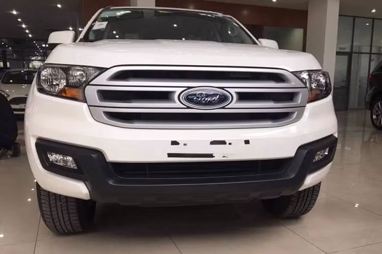 Các phiên bản Ford Everest Ambiente 2018 sẽ được trang bị động cơ dầu 2.0L cho công suất 180 mã lực và mô men xoắn 420 Nm đi kèm dẫn động cầu sau. Phiên bản Everest Ambiente sử dụng 2 tuỳ chọn hộp số tự động 10 cấp thế hệ mới và hộp số sàn 6 cấp.