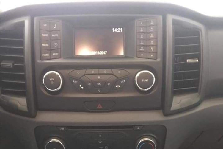 Cụ thể, Ford Everest Ambiente MT/AT vẫn được trang bị màn hình TFT cảm ứng 8 inch tích hợp khe thẻ nhớ SD, hệ thống âm thanh 10 loa, hệ thống thông tin giải trí SYNC thế hệ thứ 3 có điều khiển giọng nói, hệ thống chống ồn chủ động, chìa khóa thông minh và khởi động nút bấm hay cửa kính điều khiển điện.