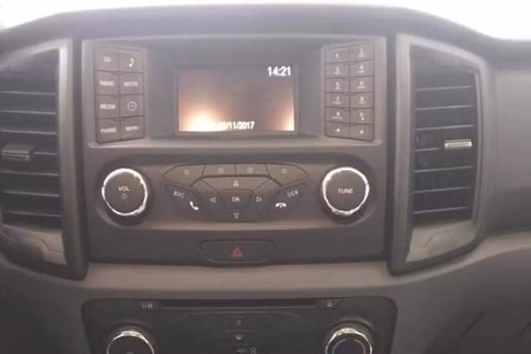 Cụ thể, Ford Everest Ambiente MT/AT vẫn được trang bị màn hình TFT cảm ứng 8 inch tích hợp khe thẻ nhớ SD, hệ thống âm thanh 10 loa, hệ thống thông tin giải trí SYNC thế hệ thứ 3 có điều khiển giọng nói, hệ thống chống ồn chủ động, chìa khóa thông minh và khởi động nút bấm hay cửa kính điều khiển điện.