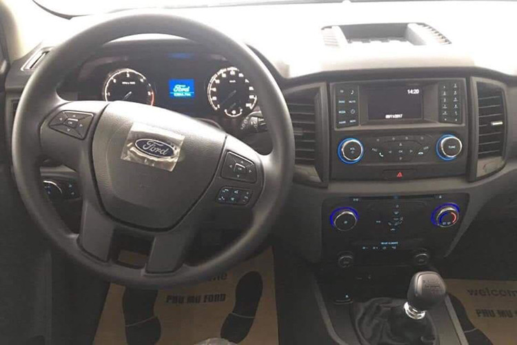 Vì là phiên bản tiêu chuẩn với mục đích nhắm đến các đối tượng kinh doanh dịch vụ nên Everest Ambiente được trang bị rất ít tiện nghi - chủ yếu là các tính năng cơ bản và option bị lược bớt hơn so với bản cao cấp.