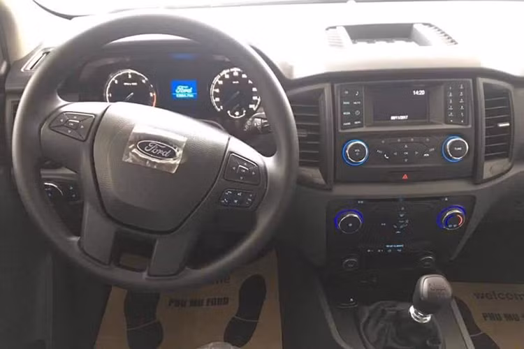 Vì là phiên bản tiêu chuẩn với mục đích nhắm đến các đối tượng kinh doanh dịch vụ nên Everest Ambiente được trang bị rất ít tiện nghi - chủ yếu là các tính năng cơ bản và option bị lược bớt hơn so với bản cao cấp.