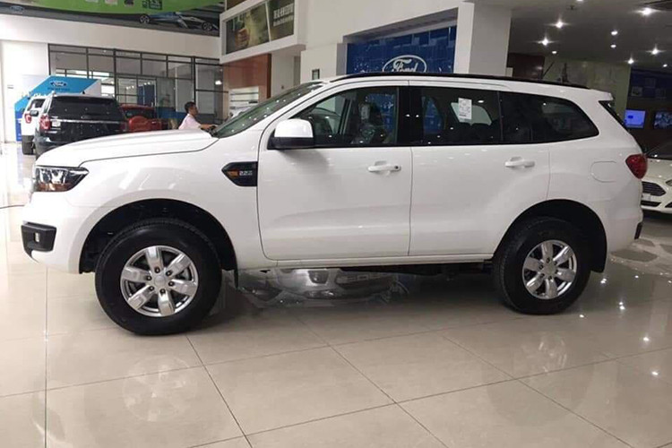 Ở phía bên ngoài, thiết kế ngoại thất trên Everest phiên bản Ambiente không có nhiều thay đổi so với các phiên bản cao cấp hơn, chỉ trừ bộ vành xe có kích thước 17 inch chứ không phải 18. Ngoài ra, bản Ambiente của Ford Everest 2018 còn đi kèm đèn pha trước sử dụng bóng halogen chóa projector truyền thống.