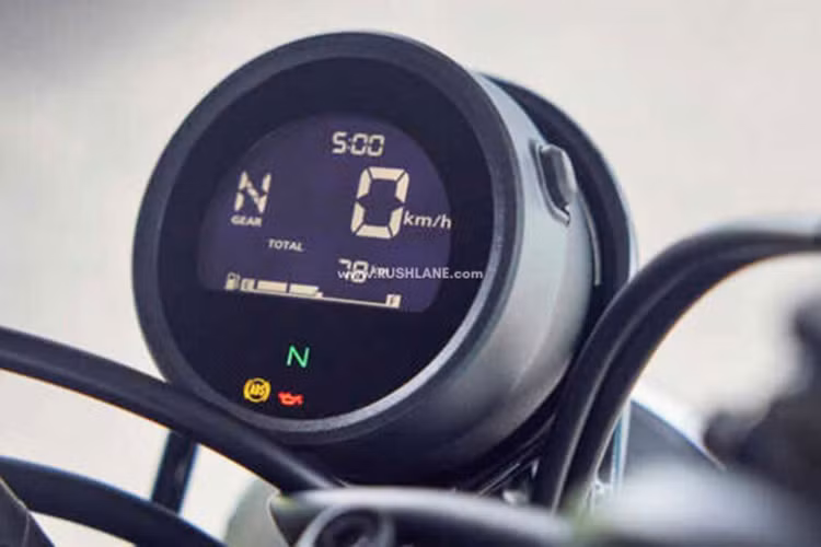 Ngoài ra, Honda CL500 Scrambler 2025 mới còn được trang bị pô hai nòng được đặt cao kết hợp yên bánh mỳ hơi võng nhẹ và dung tích bình xăng tăng lên thành 12 lít.