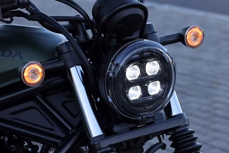 Honda CL500 2025 hoài cổ được trang bị giảm xóc trước với hành trình lên tới 150mm trong khi giảm xóc sau có hành trình 145mm đảm bảo khả năng hấp thụ xung động cực tốt trên mọi kiểu địa hình.