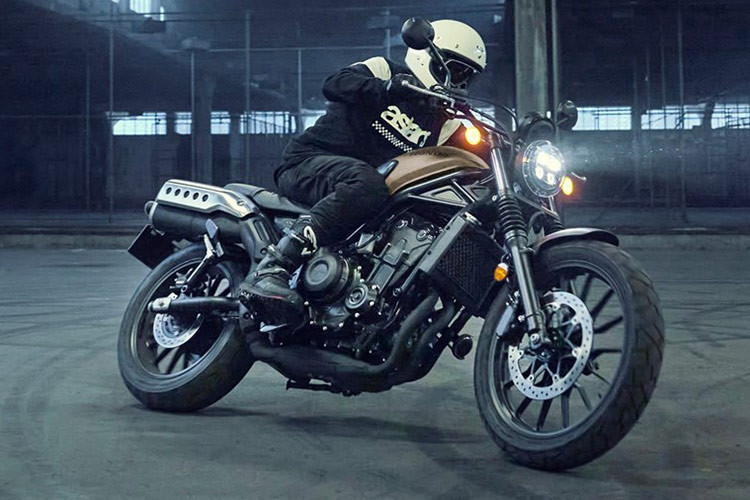 Cuối cùng là về tính năng, nội dung sưu tầm cho biết CL500 2025 sẽ có đèn LED toàn phần, bảng điều khiển LCD mới giúp dễ đọc hơn và đèn Tín hiệu dừng khẩn cấp (ESS).