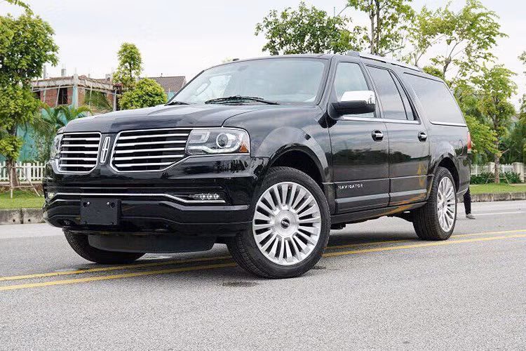  Lincoln Navigator L 2015 được xem là "át chủ bài" mà hãng xe Mỹ sử dụng để đặt cược vào phân khúc SUV hạng sang cỡ lớn. Đây vốn là phân khúc có rất nhiều đối thủ đáng gờm như Cadillac Escalade, Mercedes-Benz GL-Class, Audi Q7, Lexus LX570 và Range Rover.