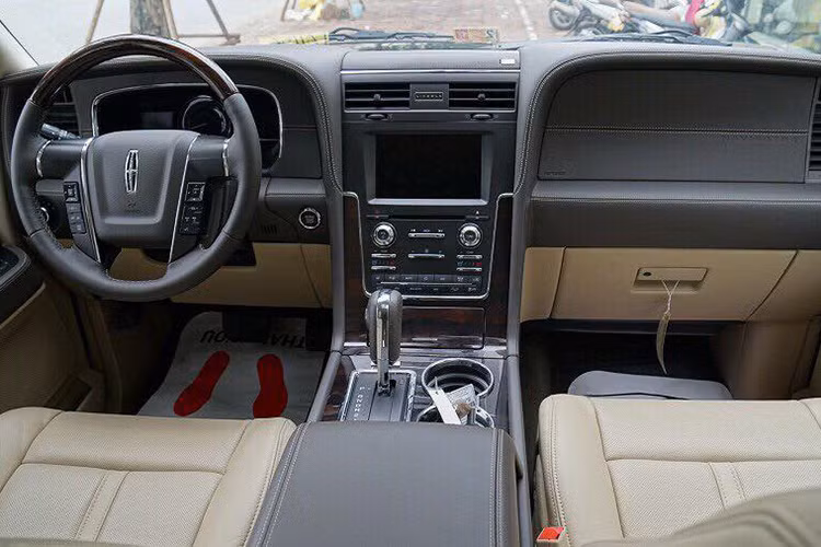 Chiếc Navigator L 2015 này sở hữu gói Reserve Package gồm ghế ngồi bọc da siêu sang trọng, bảng điều khiển bọc da và trang trí gỗ Ziricote. Hệ thống thông tin giải trí SYNC, kết nối Bluetooth và tính năng thực hiện cuộc gọi cũng như chọn nhạc bằng giọng nói hoặc nút bấm trên vô lăng.