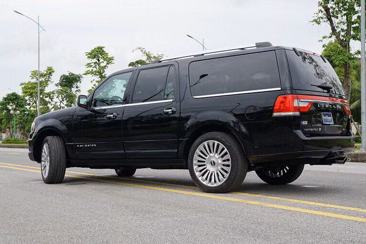Tại thị trường Mỹ, Lincoln Navigator L 2015 có giá khởi điểm khoảng 62.475 USD, tương đương 1,4 tỷ Đồng. Hiện chưa rõ chiếc SUV hạng sang này có giá bao nhiêu khi về thị trường Việt Nam, nhưng chắc chắn nó phải có mức giá lên đến vài tỷ đồng.