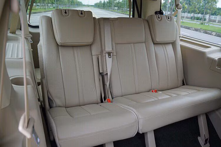 Hàng ghế thứ 2 được thiết kế theo kiểu thương gia với 2 ghế ngồi tách biệt nhau đi kèm hàng loạt những trang bị tiện nghi như hệ thống điều hòa độc lập, màn hình giải trí LCD gắn trên tựa đầu hàng ghế phía trước. Hàng ghế thứ 3 tiện dụng cho việc gập lại giúp tăng dung tích cốp chứa đồ.