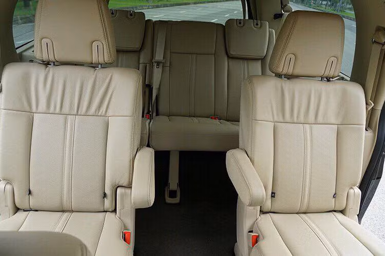 Xe sở hữu nội thất rộng rãi với 3 hàng ghế, đủ chỗ cho 8 người ngồi. Khoang hành lý của Lincoln Navigator 2015 có thể tích 161 lít nếu ghế không gập xuống. Khi cả 2 hàng ghế sau được gập xuống, khoang hành lý sẽ có thể tích 485 lít.