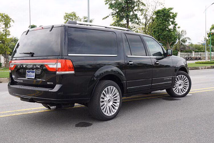 Về thiết kế, Lincoln Navigator L 2015 gây ấn tượng với lưới tản nhiệt chia đôi. Ở giữa hai lưới tản nhiệt là logo quen thuộc của hãng Lincoln. Đằng sau xe là phần đuôi đồ sộ và vuông vức. Nối giữa hai đèn hậu là một dải đèn và thanh mạ crôm khiến đuôi xe trông càng rộng hơn.