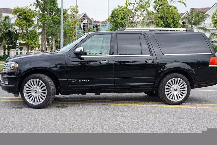 Chiếc Lincoln Navigator 2015 mới về Việt Nam thuộc bản L nên sở hữu chiều dài tổng thể 5.646 mm, chiều dài cơ sở 3.327 mm, chiều cao 1.981 mm và chiều rộng 2.001 mm. Ngoài ra, xe còn sở hữu trọng lượng lên tới 2.750 kg và bình xăng có dung tích 127 lít.