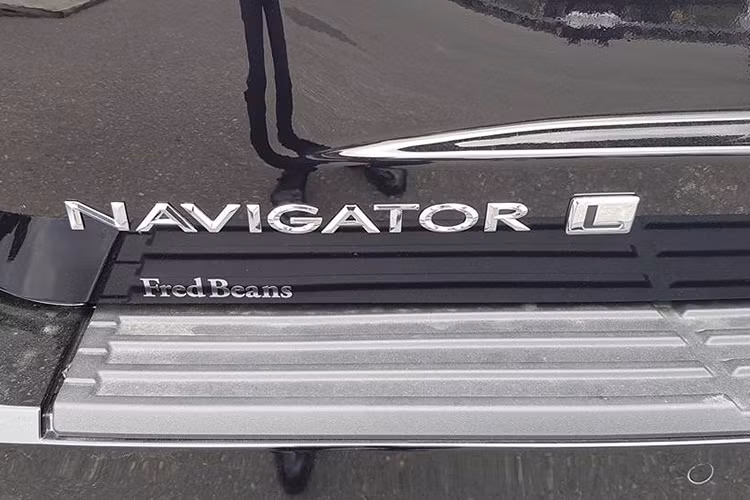 Vì có kích thước lớn nên siêu SUV Lincoln Navigator L 2015 đi kèm khá nhiều hệ thống hỗ trợ trong quá trình lái và đỗ xe như tay lái trợ lực điện và hàng loạt cảm biến khác nhau. Trong đó, có cả cảm biến tự động điều chỉnh hệ thống treo...