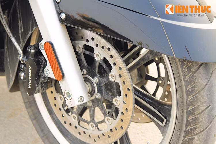 Xe trang bị hệ thống chống bó cứng phanh ABS và điều khiển hành trình với phanh đĩa kép bánh trước đường kính 300 mm sử dụng 3 piston, phanh sau dùng 2 piston.