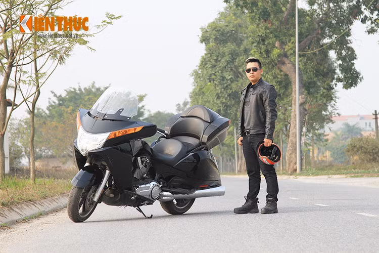 Victory Vision Tour 2014 được đánh giá là chiếc Touring hạng sang và được nhiều tín đồ đam mê dòng xe đường trường đồ sộ yêu thích. Xe có 3 phiên bản màu; màu đen, màu cam và màu trắng và có giá hơn 30 nghìn USD tại Mỹ. Được biết khi về đến Việt Nam mẫu xe này phải chịu mức giá khoảng 70 nghìn USD (Khoảng hơn 1 tỷ đồng).