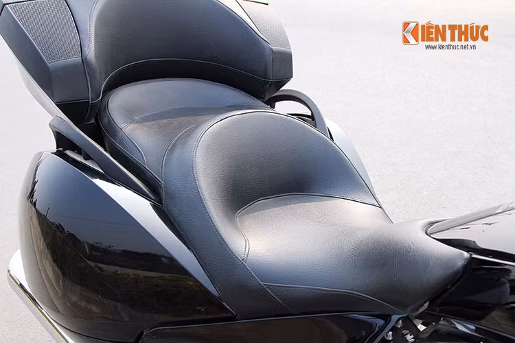 Vision Tour 2014 được trang bị tay lái và yên xe đều có sưởi và chỉnh cao thấp. Chiều cao yên 673 mm và khoảng sáng gầm 148 mm.