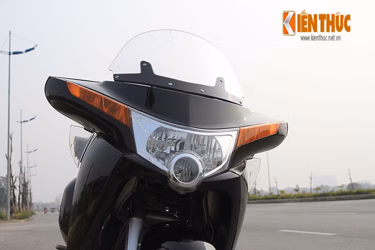 Ở phần đầu xe, Vision Tour 2014 được thiết kế với cụm đèn pha lớn, hai xi nhan đính kèm luôn vào gương chiếu hậu. Xe được trang bị kính chắn gió điện tử có tác dụng làm giảm tác động của gió với người lái.