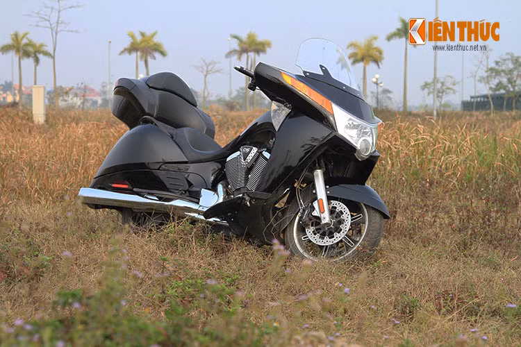 Với thiết kế đồ sộ đi kèm khối động cơ 1.737cc, mẫu môtô thể thao đường trường Victory Vision Tour 2014 đã tạo được sự chú ý đặc biệt bởi thân đồ sộ, thể hiện hình ảnh của tương lai đồng thời cũng mang đậm phong cách hot-rod.