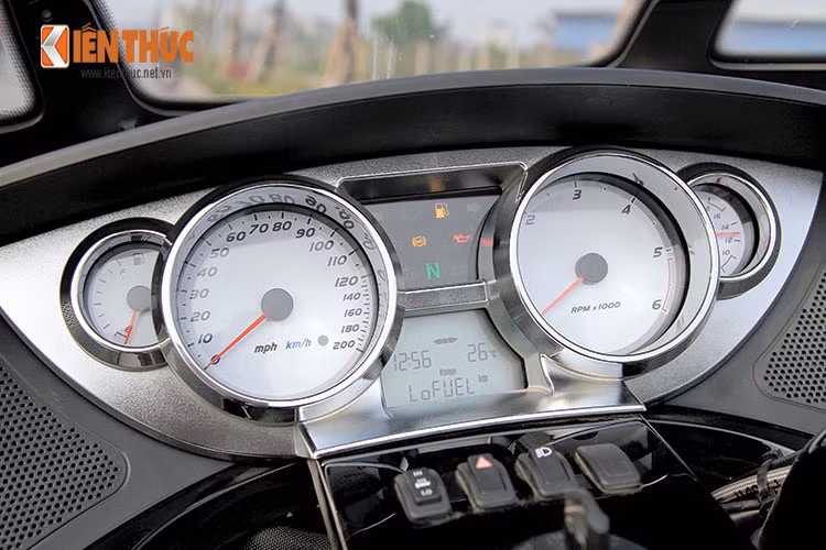Công-tơ-mét của xe bao gồm một cặp đồng hồ trụ kim thông báo chỉ số vòng tua động cơ và tốc độ. Chính giữa là màn hình LCD nhỏ, hai bên tai là đôi khuyên nhỏ hơn báo xăng và nhiệt độ.