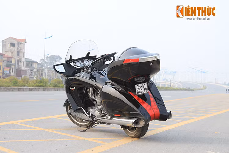 Trọng tâm của chủ đề thiết kế Vision chính là những nét điêu khắc trên thân xe, xi-lanh đẩy về phía trước với những đường cong màu trắng ốp ở hai bên động cơ và bình xăng tạo ra điểm nhấn hút mắt. 