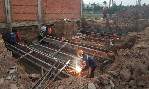 Thi công một dự án bất động sản tại Bình Dương - Ảnh: BÁ SƠN